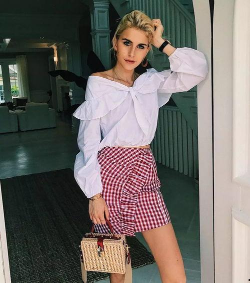 国产花裙子剧情视频网站,穿越时空的时尚传奇